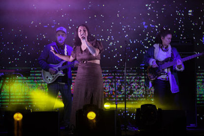 Majic (32) 0 420 0 280 Crop